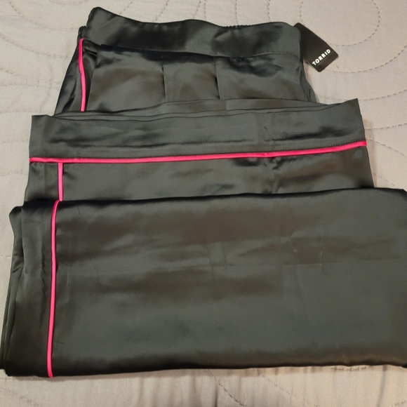 Torrid satin wide leg pants black with pink seam - Picture 8 of 11